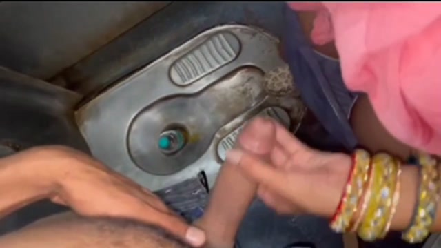 Hot Desi UNsatisfide Women Fucking In Train WAshroom